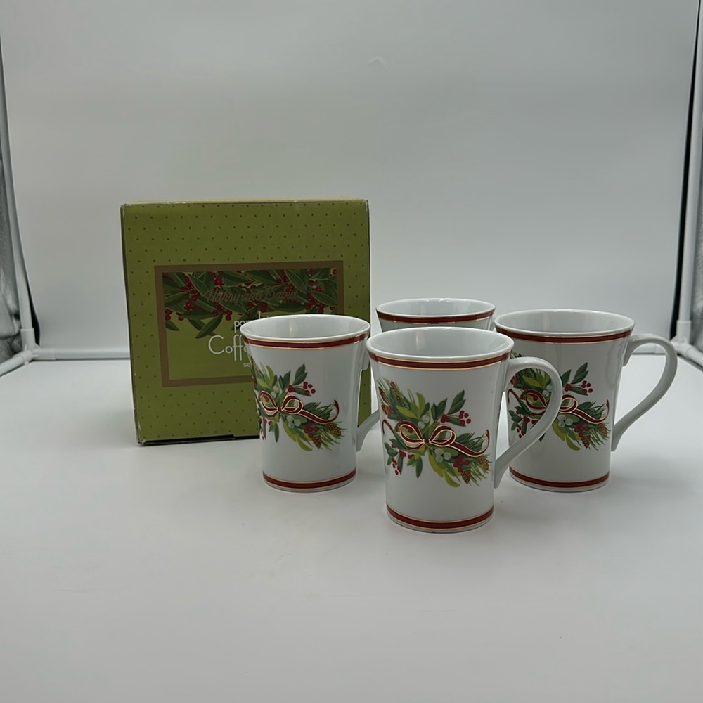 Harry and David Porcelain Christmas Mugs Set of 4 Dated 2004 in box